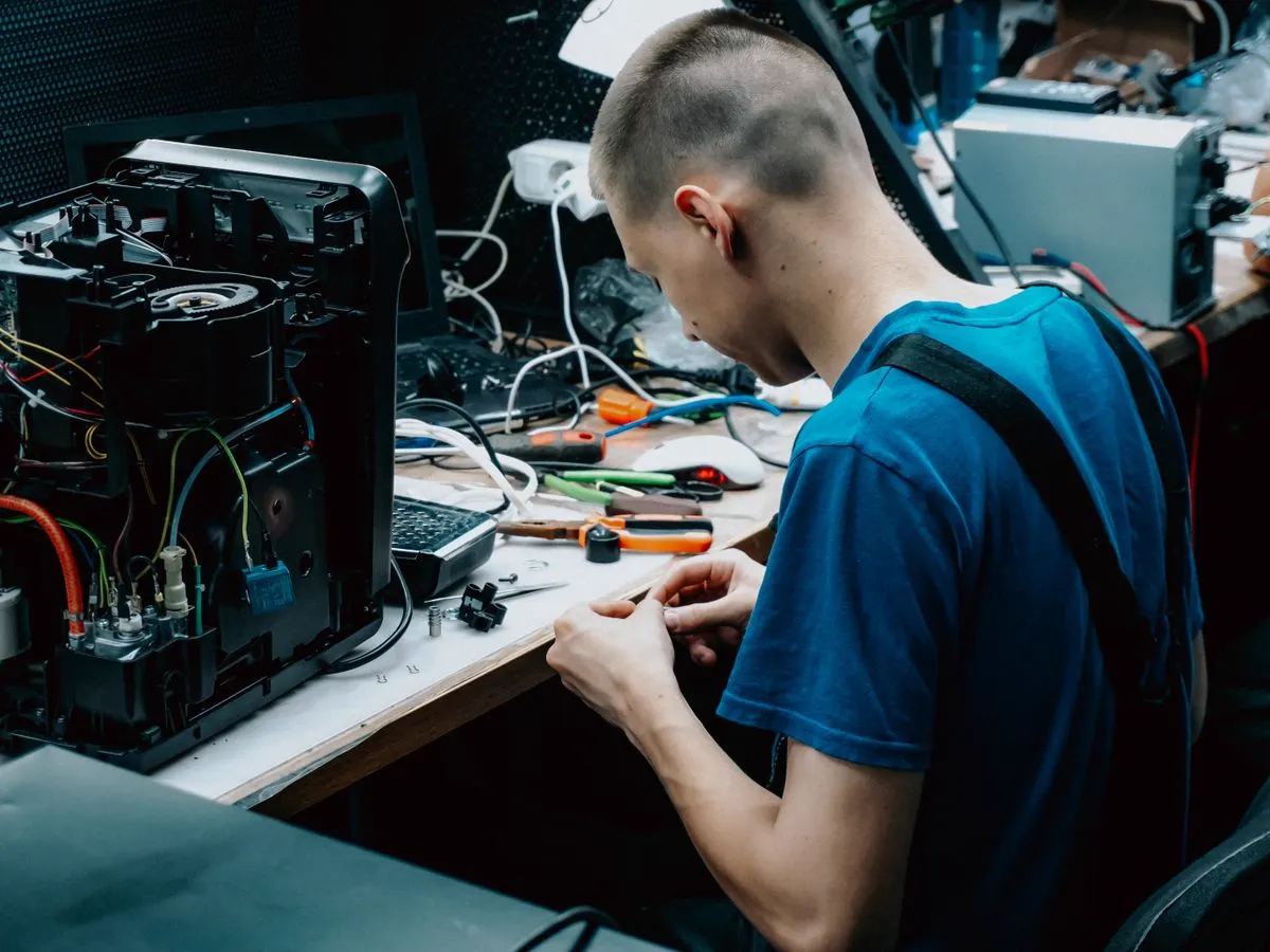 Reparo de placa eletrônica de máquina de lavar em bancada